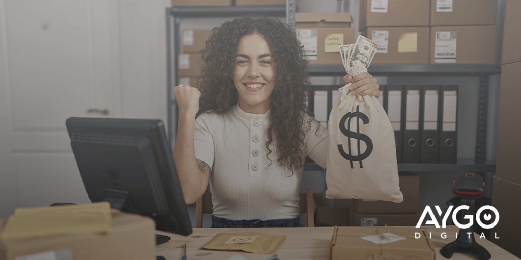 Mulher segurando um saco de dinheiro, representando o sucesso de aumentar as vendas com estratégias eficazes.